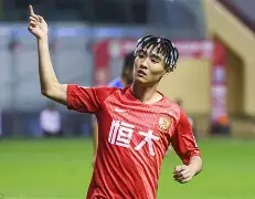 韦世豪梅开二度，广州富力主场大胜的简单介绍